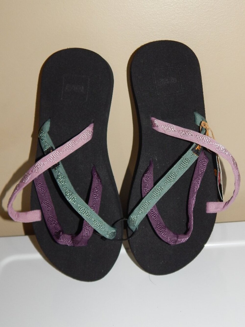 NEW Teva Olowahu Lilas Multi Flip Flop Sandals Women's Size US 6